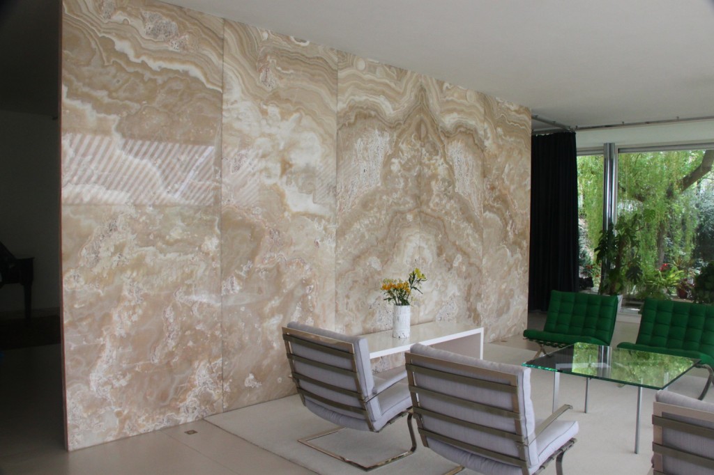Villa Tugendhat living room - the onyx wall