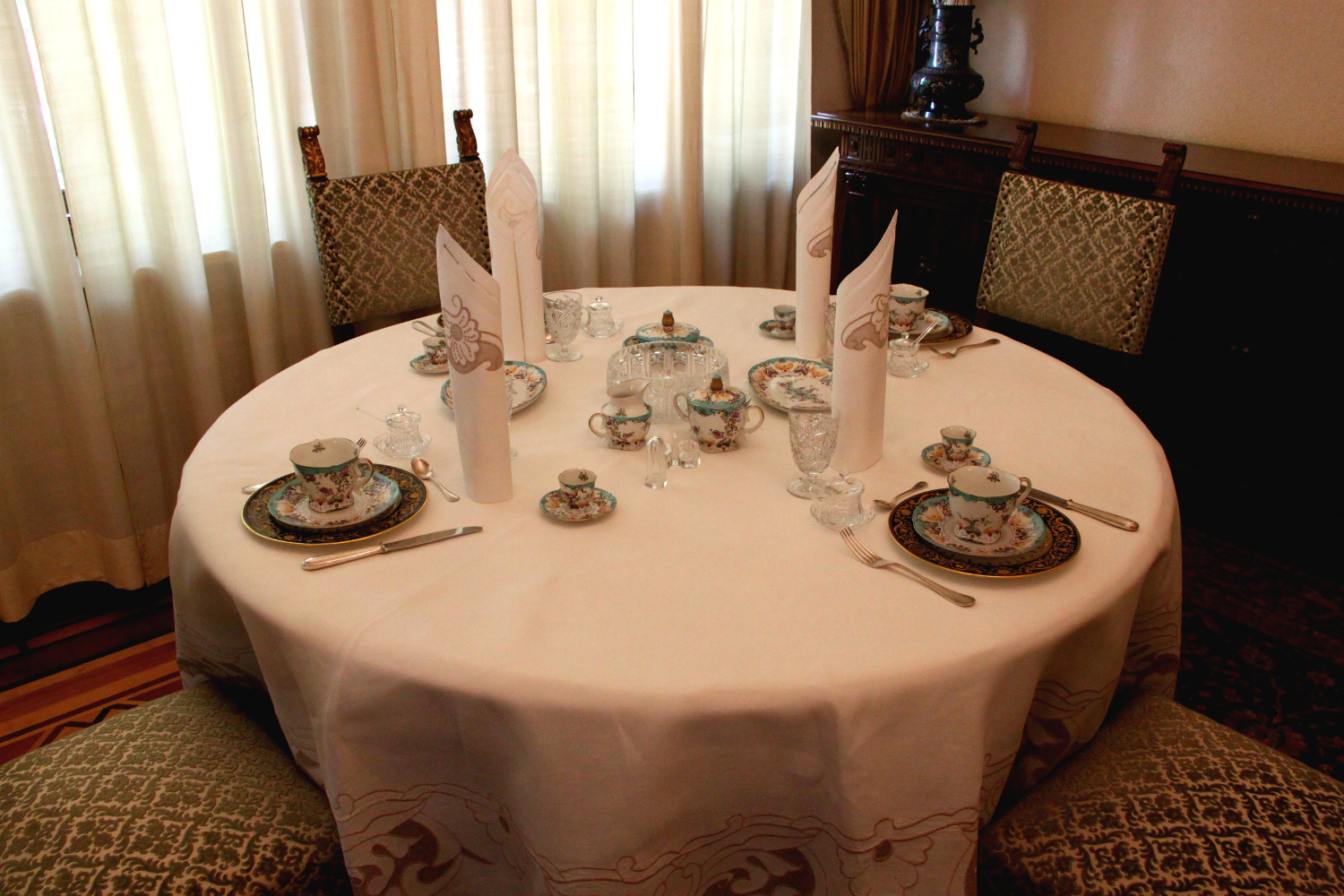 Primaverii (Spring) Palace, Ceausescu’s private residence - the small table they actually used to eat
