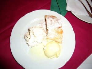 Apple pie with vanilla ice cream 