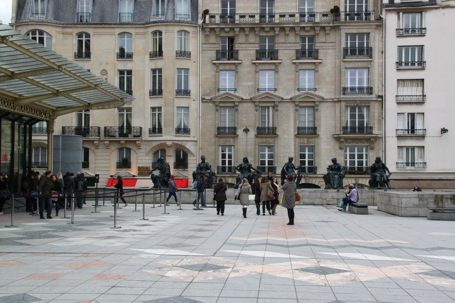 Musee d'Orsay, statues at the exit