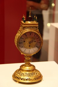 Imperial Chinese table clock with gilt bronze hatstand