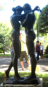 Couple statue in Monaco