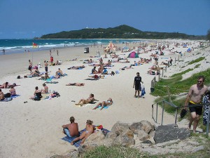 Byron_Bay_(Australia)_main_Beach_from_town - WIkipedia