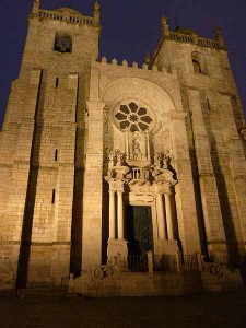 Façade of the Porto Cathedral by night; photo by Adbar on Wikipedia