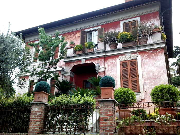 beautiful house in Rome with lovely flowers