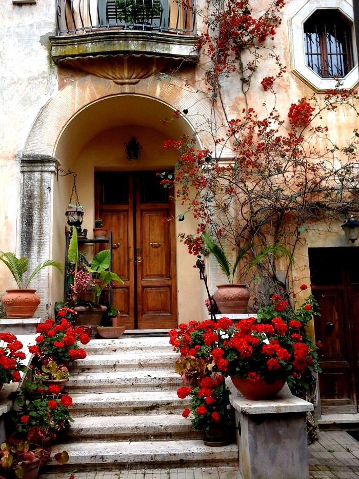 Beautiful houses with gorgeous flowers in Rome, Italy ...