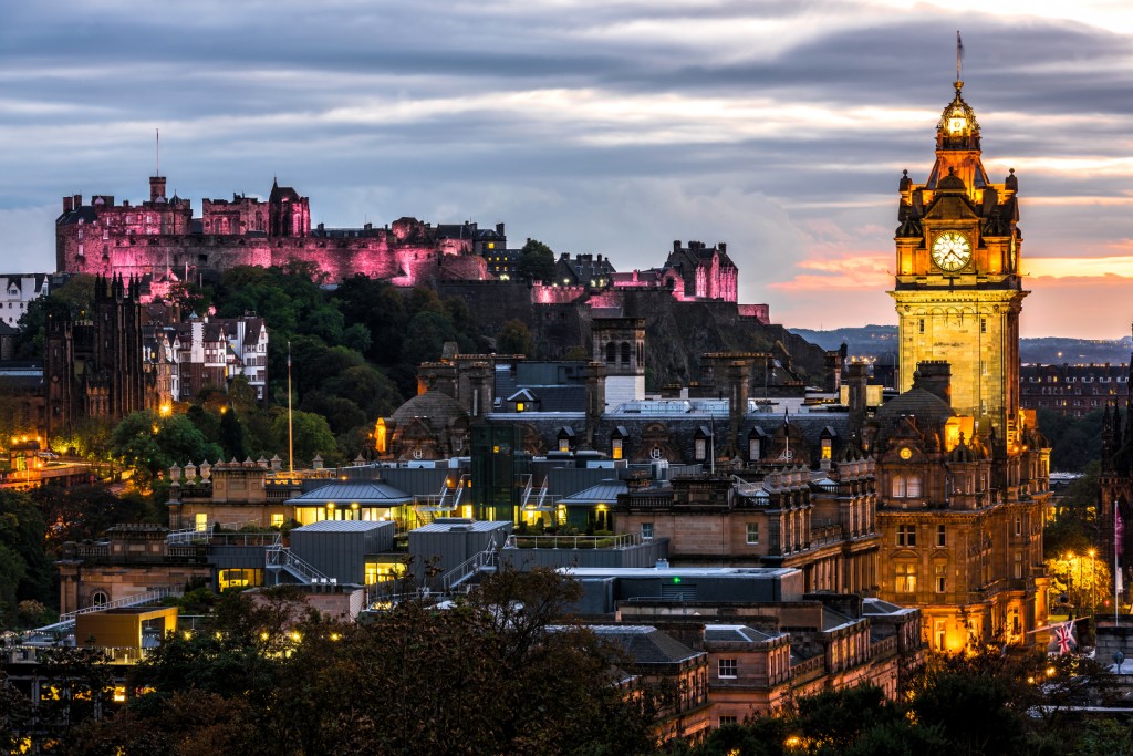 Edinburgh castle and Cityscape at night