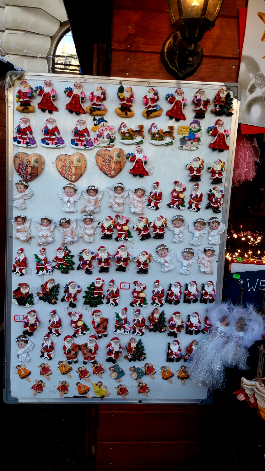 Bucharest Christmas Market - Christmas fridge magnets. Learn what to see at the Bucharest Christmas Fair: all the things to do at the Bucharest Christmas Market #christmas #bucharestchristmasmarket #bucharestdecember #christmasmarket