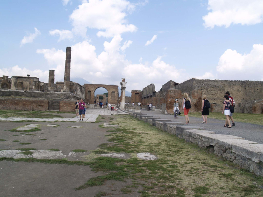 Pompeii, Italy. This is one of the most beautiful UNESCO World Heritage Sites in Europe. Discover more such popular heritages sites in Europe inside the article. #UNESCO #unescosites #unescositeseurope #europeunesco