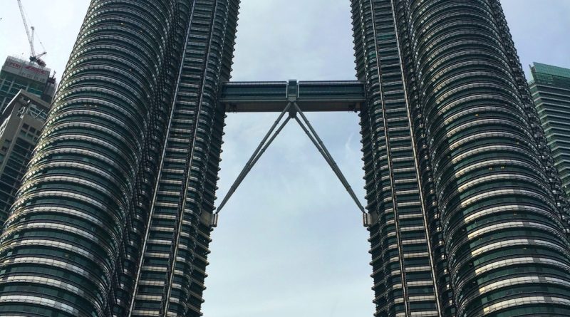 Petronas Twin Towers, Kuala Lumpur, Malaysia. This is one of the best things to see in Kuala Lumpur, Malaysa in 2 days. Read the article for a complete 2-day itinerary for KL. #kl #malaysia. #klitinerary #2daykualalumpur #kualalumpurguide #kualalumpurtraveling #kualalumpuritinerary #klitinerary