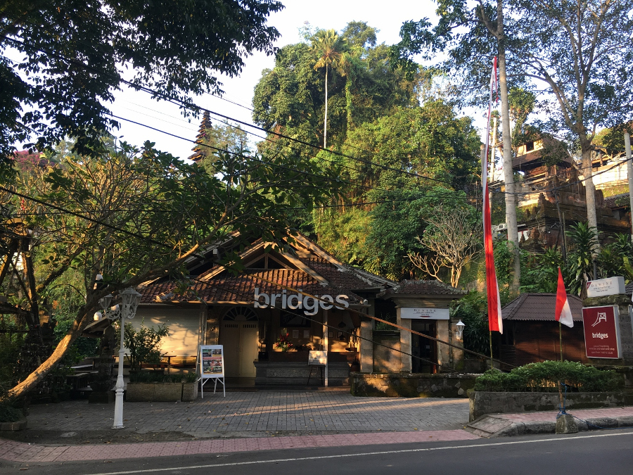 Having dinner at Bridges Bali is a great way to end a day in Ubud. Discover what to see and do in Ubud in 2 days from this itinerary. #ubuditinerary #ubudguide #baliindonesia #balitravel #bali #baliholiday #balinese #ubud