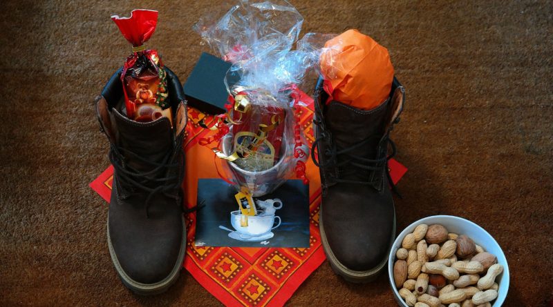 Saint Nicholas Day gifts in shoes - Discover how to celebrate Saint Nicholas Day in Europe, includinf Saint Nicholas Day traditions #saintnicholasday #winterholiday #winterholidays #stnick #stnicktraditions #stnicholastraditions