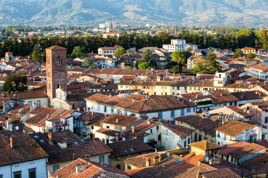 Lucca, Italy is a great city for your romantic couples trip. Here are 40+ more romantic ideas in this article. #romanticeurope #europe #valentinesday #love #citybreakseurope #romanticdestinations