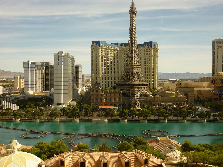 Eiffel Tower at Paris Las Vegas is one of the things to see in Las Vegas in a day. Discover what to do with 24 hours in Las Vegas. #la #lasvegas #usa