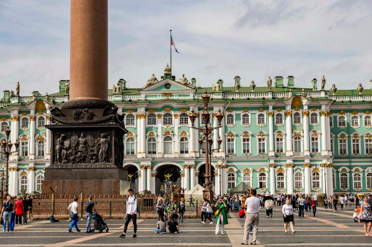 Дворцовая площадь метро. Зимний дворец в Петербурге метро. Большая Церковь зимнего дворца Дворцовая площадь. Дворцовая площадь Берлин. Дворцовая площадь Wiesbaden.