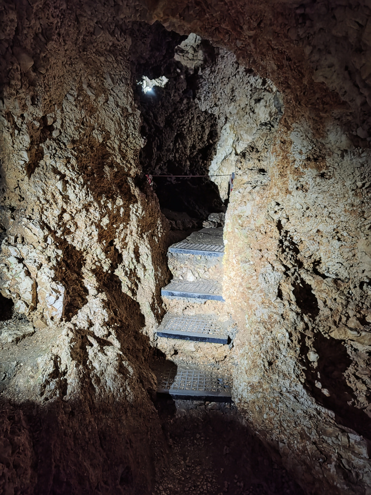 The Fortress Valley Cave (Peştera Valea Cetăţii) - stairs
